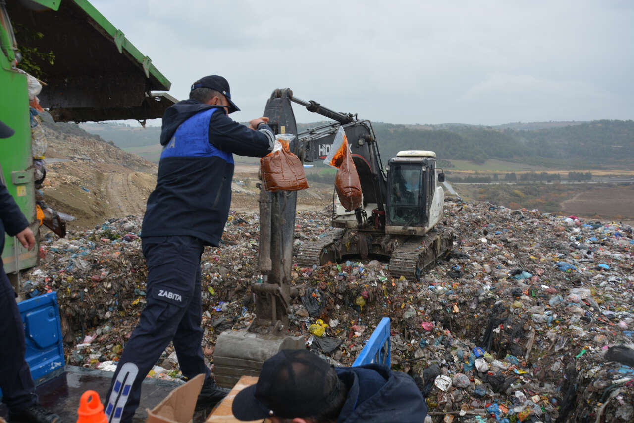 Mersin’de otobüsle taşınan sucuk ve çiğköfteye el konuldu 3